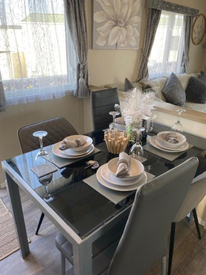 Beautiful Spacious Holiday Home - Romney Sands New Romney Bagian luar foto