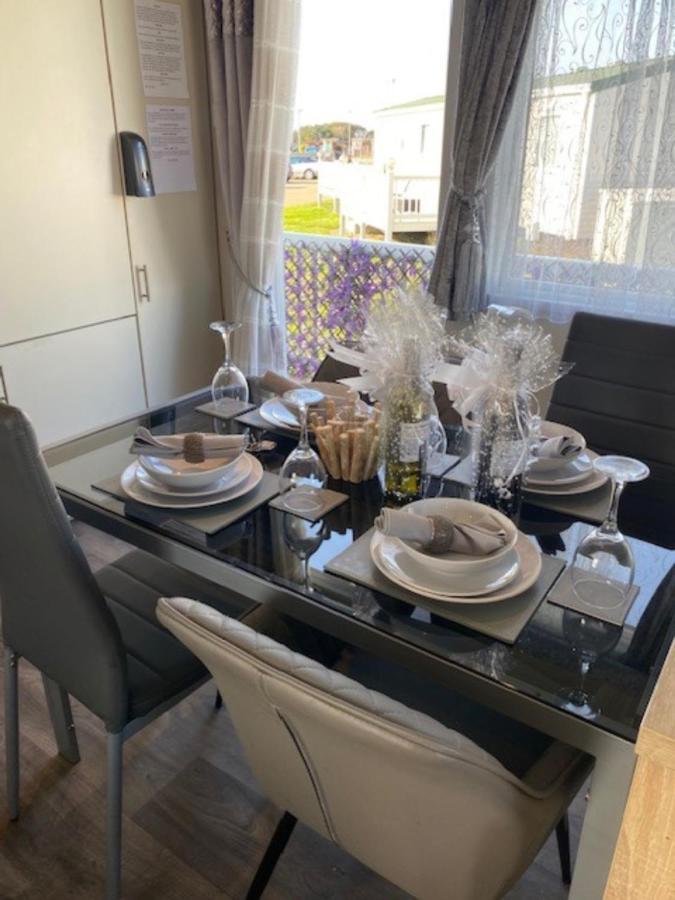 Beautiful Spacious Holiday Home - Romney Sands New Romney Bagian luar foto